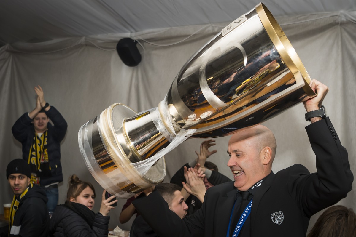 L'entraineur jurassien Gary Sheehan fete avec les supporters jurassiens la victoire en finale de la Coupe de Suisse du HC Ajoie dans une tente le lundi 3 fevrier 2020 a Porrentruy. (KEYSTONE/Jean ...