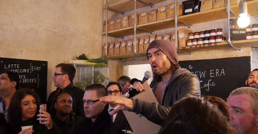 Der Guru und die Jünger: Russell Brand und die Quartierbewohner von Hackney bei der Café-Eröffnung am Donnerstag.