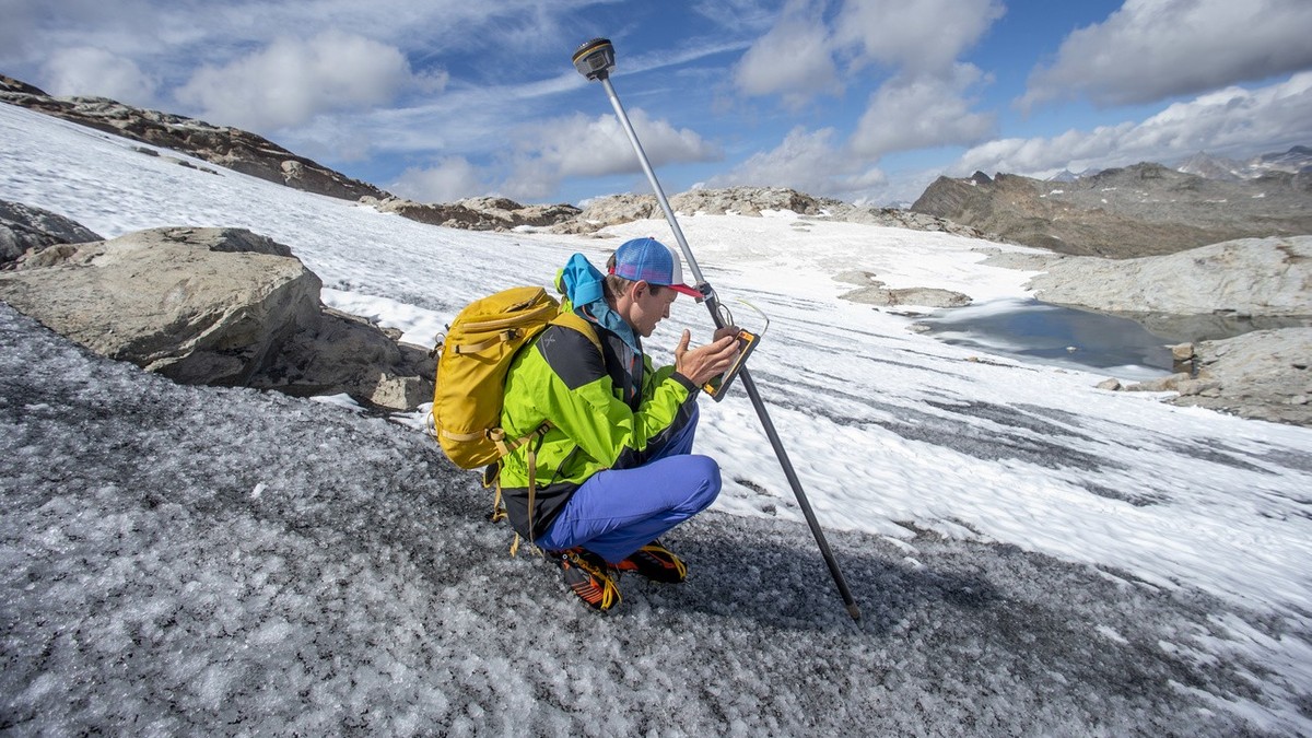 Der Forstingenieur Mattia Soldati misst mit GPS-Geraeten die Gletscherfront des Basodino-Gletschers am Ende des Bavonatals am Mittwoch, 18. September 2019. Der Gletscher wird mit der direkten glaziolo ...