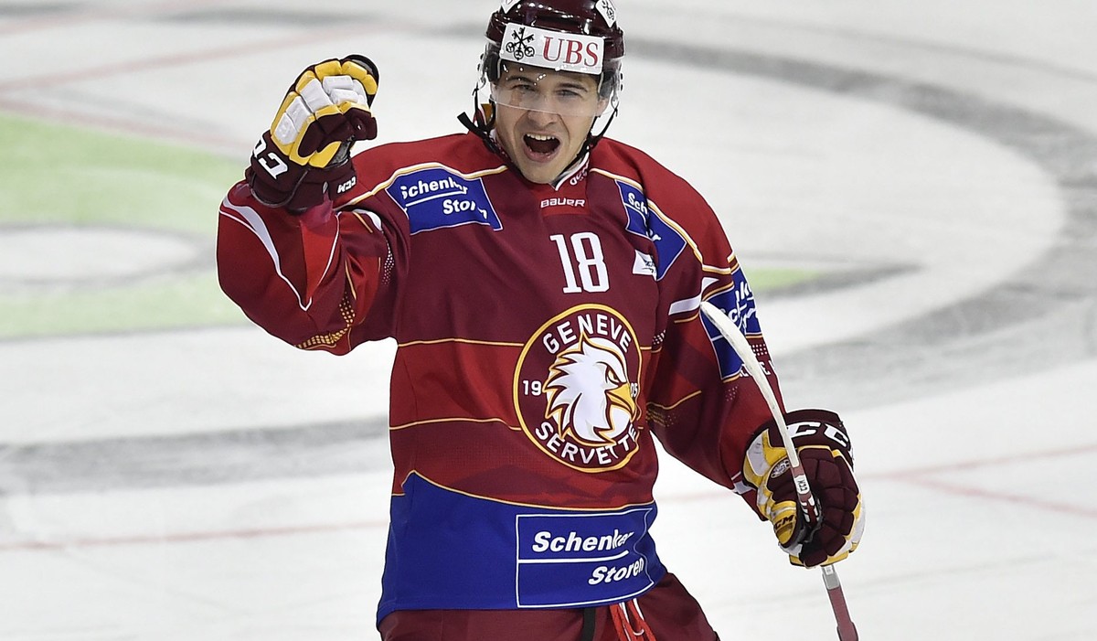 epa04543076 Geneva's Inti Pestoni, celebrates, scoring to 1:0 against Team Canada's goalkeeper Drew MacIntyre during the game between Switzerland's Geneve Servette HC and Team Canada in ...