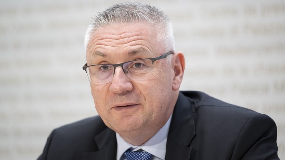Nationalrat Andreas Glarner, SVP-AG, spricht an einer SVP-Medienkonferenz mit dem Titel &quot;Zuwanderungs-Desaster - so holen wir uns die Kontrolle zurueck&quot;, am Donnerstag, 3. August 2023, im Me ...