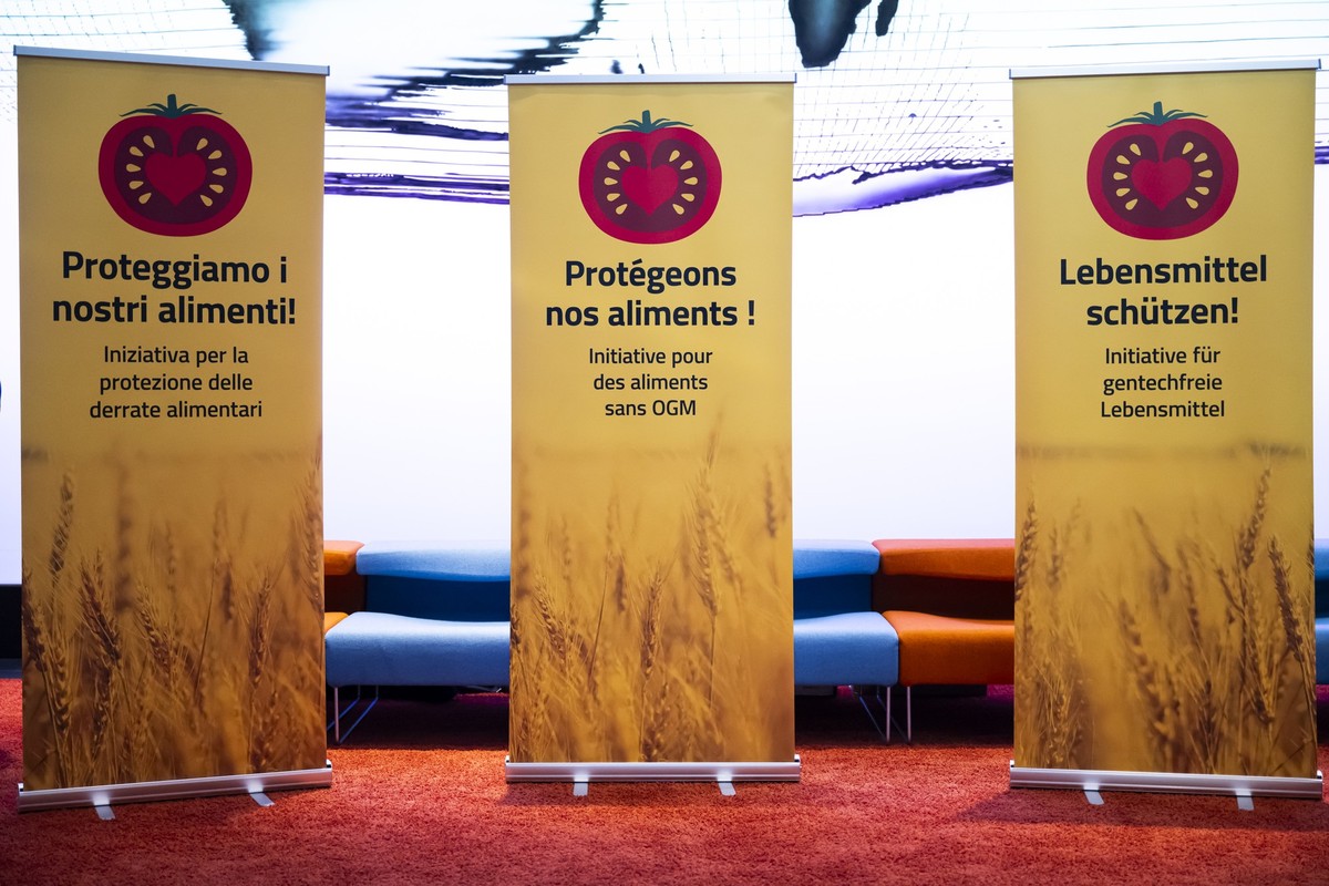Plakate fuer die Lebensmittelschutz-Initiative fotografiert waehrend einer Medienkonferenz zur Lancierung der Lebensmittelschutz-Initiative von dem Komitee rund um den Verein fuer gentechnikfreie Lebe ...