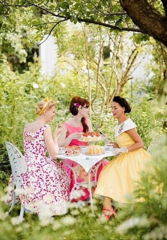 Gartenparty, 50er-Jahre
https://i.pinimg.com/1200x/9e/6e/b0/9e6eb0a6281ce8938c60453ae7897cd6.jpg