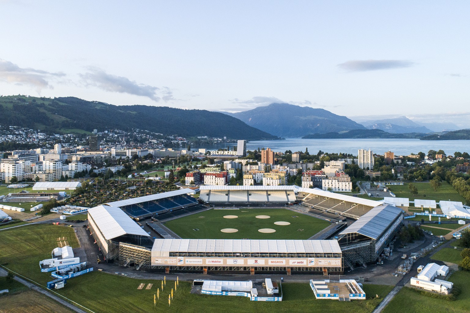 Die Schwingarena mit der Stadt Zug, fotografiert am Freitag, 16. August 2019, in Zug. Das Eidg. Schwing- und Aelplerfest, ESAF, findet vom 23. - 25. August 2019, in Zug statt. (KEYSTONE/Alexandra Wey)