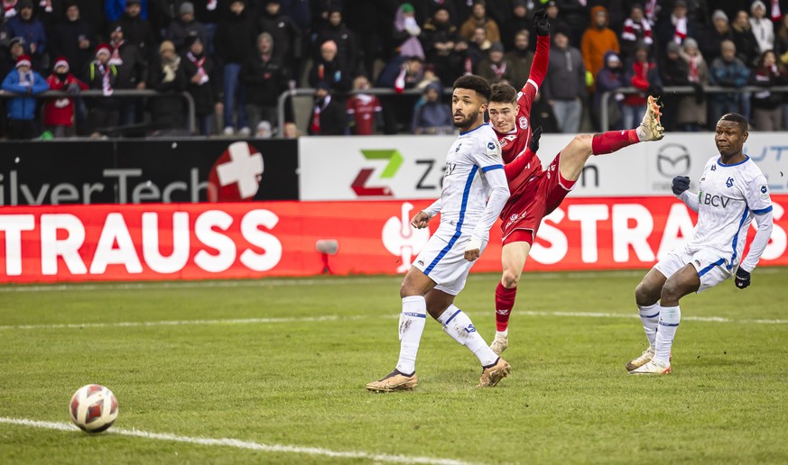 Winterthurs Matteo Di Giusto, Mitte, schiesst das Tor zum 1:0 gegen Lausanne Sports Morgan Poaty, links, und Samuel Kalu, rechts, im Fussball Meisterschaftsspiel der Super League zwischen dem FC Winte ...