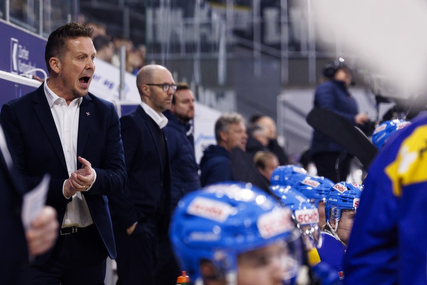 EHC Kloten Cheftrainer Lauri Marjamaeki (Marjamaki) waehrend dem Eishockey-Meisterschaftsspiel der National League zwischen den Teams EHC Kloten und HC Lugano am Samstag, 2. November 2024, in Kloten.  ...