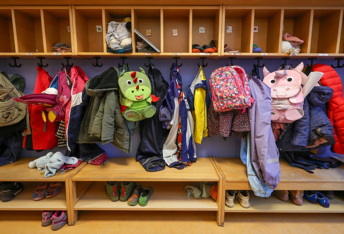 Deutschland - Symbolbild KITA. Maentel, Jacken, und Einhorn Rucksaecke von Kindern haengen an einer Garderobe in einem Kindergarten. Deutschland *** Germany symbolic image KITA coats, jackets, and uni ...