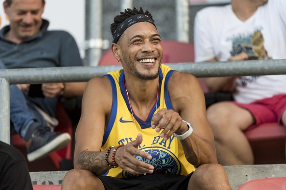 Young Boys&#039; Guillaume Hoarau, injured, sits with the substitutes, ahead of the Super League soccer match between FC Sion and BSC Young Boys, at the Stade de Tourbillon stadium, in Sion, Switzerla ...