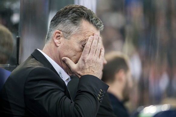 Zugs Cheftrainer Harold Kreis beim Eishockeyspiel der National League zwischen dem EV Zug und dem EHC Kloten, am Freitag, 15. Dezember 2017, in der Bossard Arena in Zug. (KEYSTONE/Alexandra Wey)