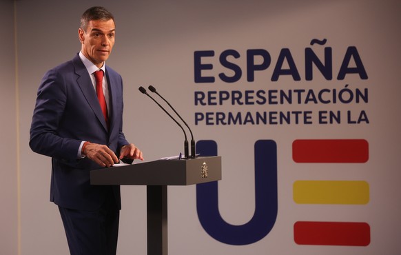 epa12477034 Spain?s Prime Minister Pedro Sanchez speaks during the Euro Summit in Brussels, Belgium, 23 October 2025. European Union leaders convened to discuss the situation in Ukraine, European defe ...