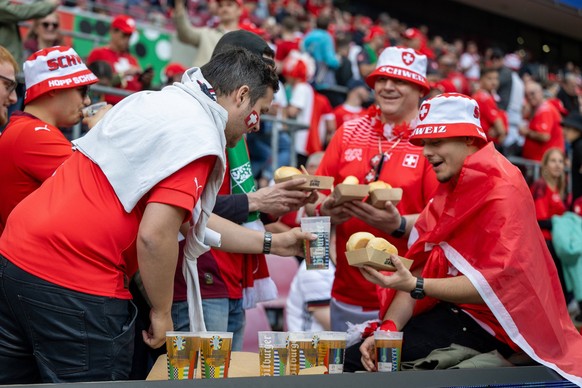 GER, EURO 2024, Group A, Ungarn HUN vs Schweiz SUI / 15.06.2024, Cologne Stadium, Koeln, GER, EURO 2024, Group A, Ungarn HUN vs Schweiz SUI Im Bild: Schweizer Fans, Fankultur, Schweizer Heimkurve ***  ...