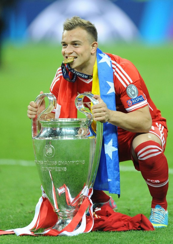 epa03717697 Munich&#039;s Xherdan Shaqiri celebrates with the trophy after winning the UEFA soccer Champions League final between Borussia Dortmund and Bayern Munich at Wembley stadium in London, Brit ...