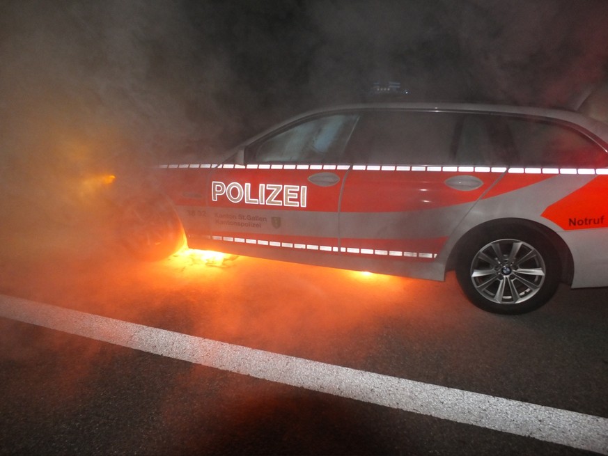 Ein Polizeifahrzeug gerät bei der Verfolgung von mutmasslichen Einbrechern unversehens in Brand ...