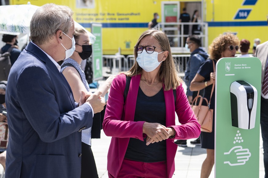 Patrick Mathys, Leiter Sektion Krisenbewaeltigung und internationale Zusammenarbeit BAG, liks, und Virginie Masserey, Leiterin Sektion Infektionskontrolle BAG, desinfizieren sich die Haende, am Montag ...