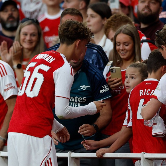 Max Dowman of Arsenal with young fans after the game Arsenal v Villarreal, Football,Pre Season Friendly, Emirates Stadium, London, UK - 06/08/2025 EDITORIAL USE ONLY No use with unauthorised audio, vi ...