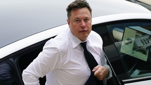 Elon Musk arrives at the justice center in Wilmington, Del., Tuesday, July 13, 2021. Musk took to a witness stand Monday to defend his company&#039;s 2016 acquisition of a troubled company called Sola ...