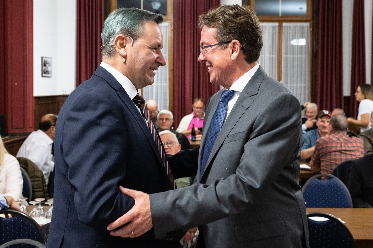 Nationalrat Albert Roesti, rechts, und Staenderat Werner Salzmann begruessen sich bei einem lokalen Termin der SVP Region Fraubrunnen ueber Sicherheit und Energie, am Dienstag, 18. Oktober 2022, in Gr ...