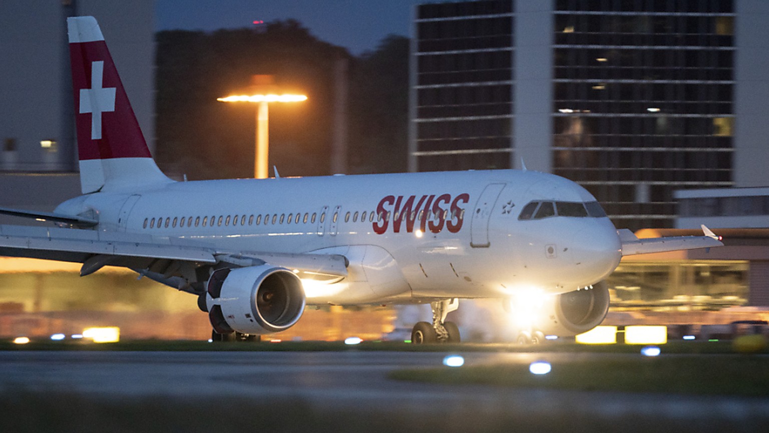 Mehr Passagiere flogen über Zürich: Ein Airbus A320-214 der Swiss in Zürich (Archivbild).