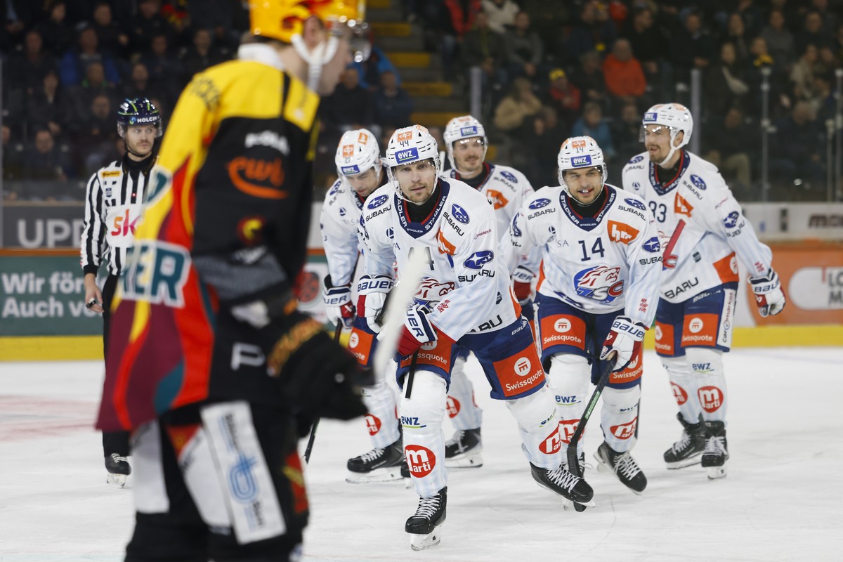Mikko Lehtonen (ZSC), vorne, und seine Teamkollegen nach dem Tor zum 0-2 im Eishockey Meisterschaftsspiel der National League zwischen dem SC Bern und den ZSC Lions, am Dienstag, 27. Oktober 2026 in d ...