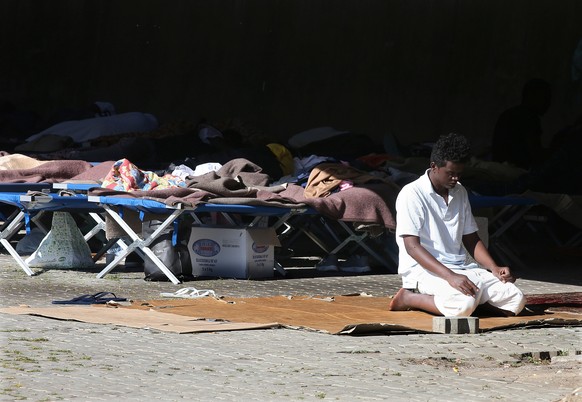 A migrant prays at the Italian Red Cross camp in Ventimiglia, Italy, October 3, 2016. Picture taken October 3, 2016. REUTERS/Eric Gaillard