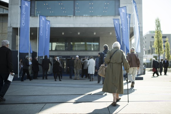 Aktionaere auf dem Weg zur ordentlichen Generalversammlung der Credit Suisse im Hallenstadion, aufgenommen am Freitag, 29. April 2016, in Zuerich. (KEYSTONE/Ennio Leanza)