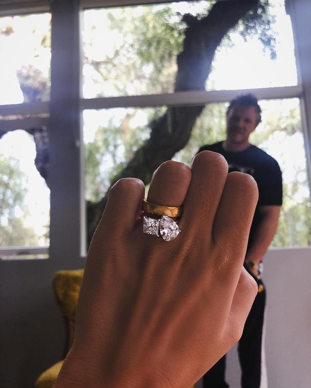 La bague de fiançailles en 2018 (Coucou Sebastian Bear-McClard!)