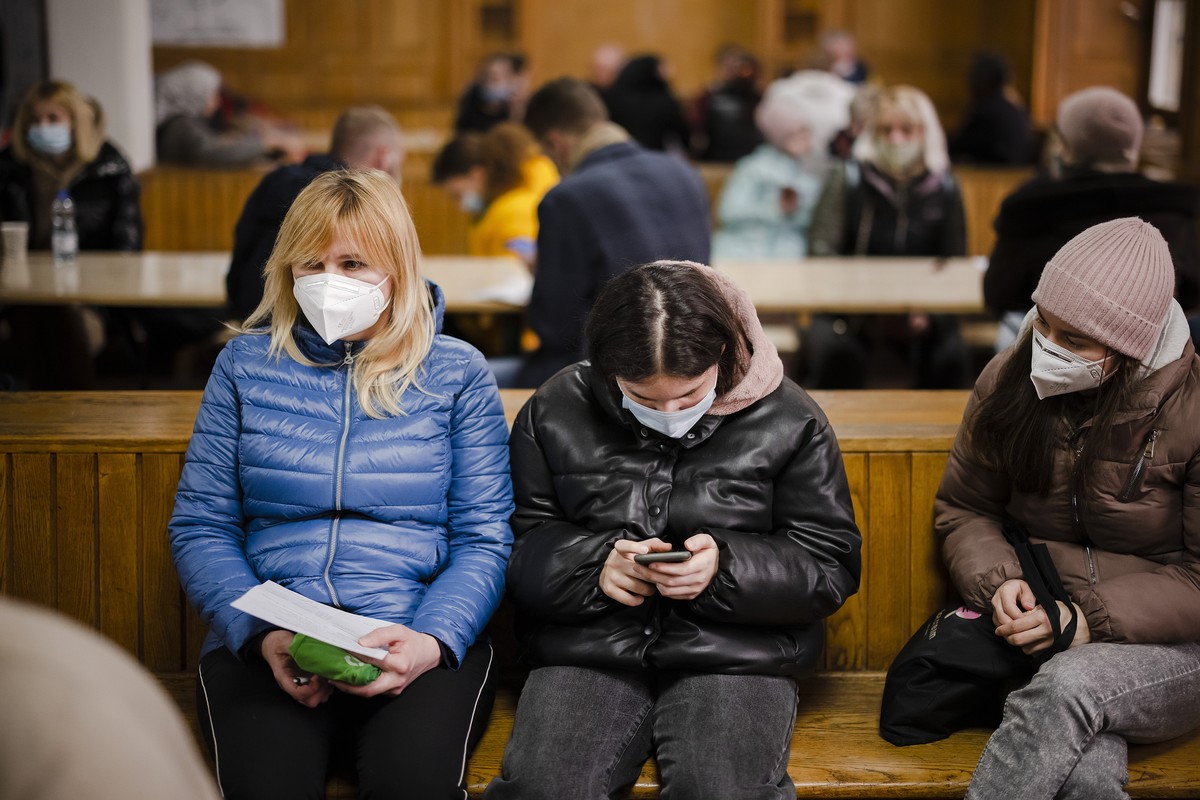 A familiy from Ukraine is waiting during the registration at the reception center for refugees, following Russia's invasion of Ukraine, in Zurich, Switzerland on March 15, 2022. (KEYSTONE/Michael ...