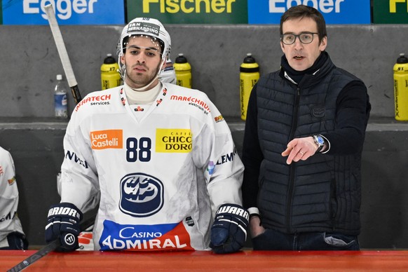Ambris Tommaso De Luca, links, und Head Coach Luca Cereda, rechts, beim Eishockey-Qualifikationsspiel der National League, zwischen den SCL Tigers und dem HC Ambri-Piotta, am Freitag, 14. Februar 2025 ...