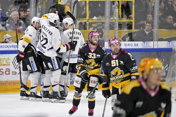 Fribourg-Gotterons Spieler jubeln beim Eishockey-Qualifikationsspiel der National League zwischen dem HC Ajoie und dem HC Fribourg-Gotteron in der Raiffeisen Arena in Porrentruy, am Donnerstag, 2. Mae ...