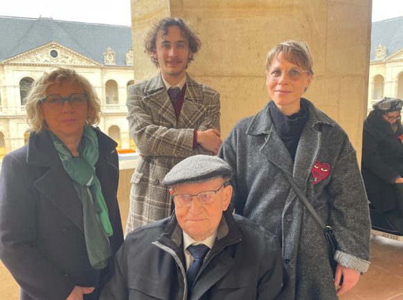 Vier Generationen vereint: Tochter, Urenkel, Urgrossvater, Enkeltochter.