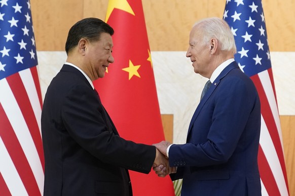 US President Joe Biden, right, and Chinese President Xi Jinping shake hands before their meeting on the sidelines of the G20 summit, Monday, November 14, 2022, in Nusa Dua, Bali, Indonesia.  (...