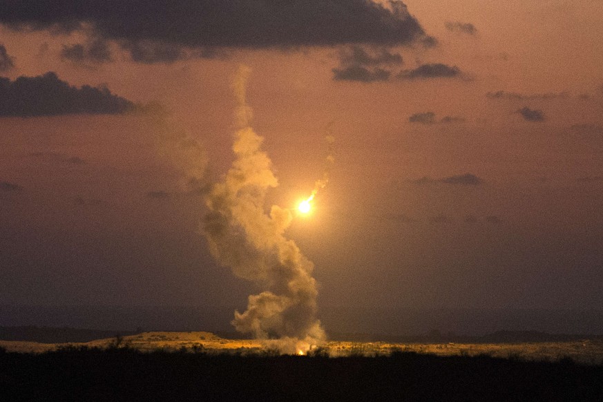 Eine israelische Bombe schlägt in Gaza ein.