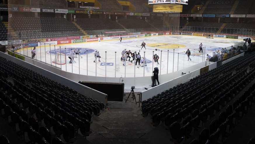 SC Bern Spieler und HC Fribourg Gotteron Spieler kaempfen um den Puck, beim Eishockey Meisterschaftsspiel der National League zwischen dem SC Bern und den HC Fribourg Gotteron, in der Postfinance Aren ...