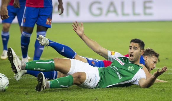 St. Gallens Nassim Ben Khalifa, vorne unten, fordert einen Elfmeter nach dem Foul von Basels Silvan Widmer, hinten unten, waehrend dem Fussball Meisterschaftsspiel der Super League zwischen dem FC St. ...