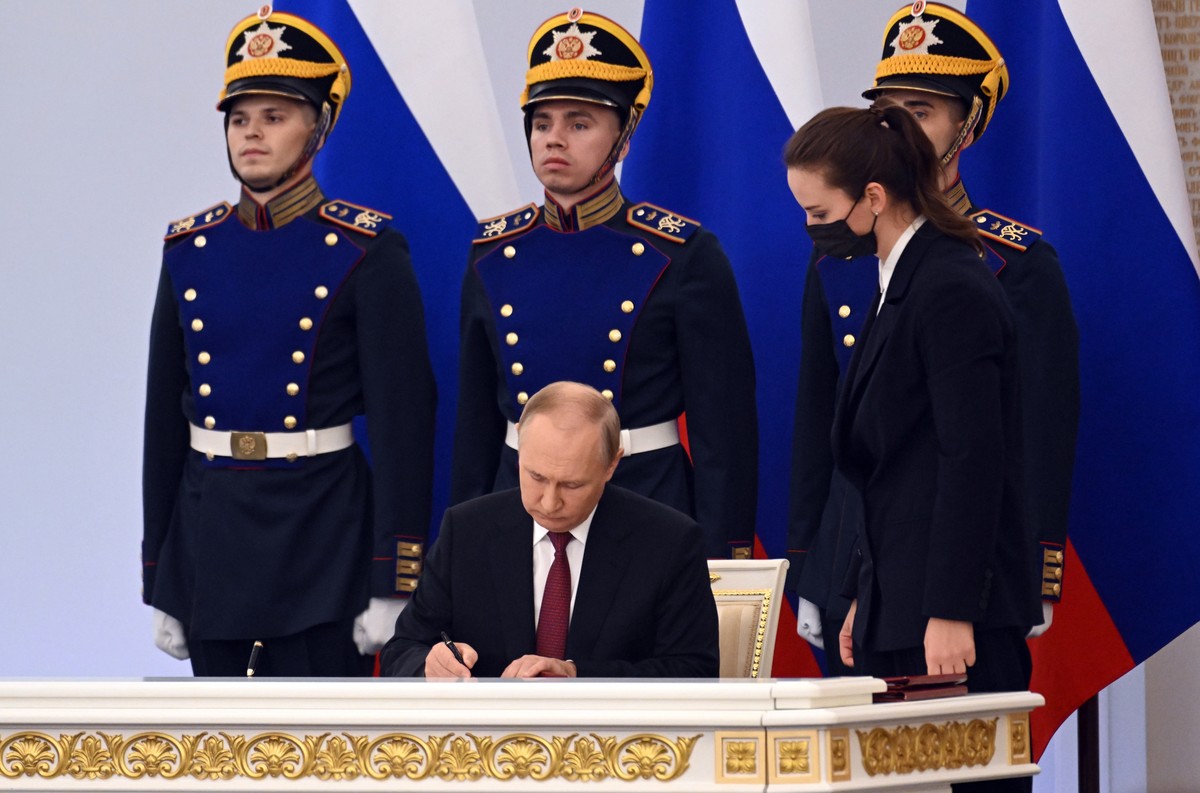 epa10215898 Russian President Vladimir Putin signs documents during a ceremony to sign treaties on new territories' accession to Russia at the Grand Kremlin Palace in Moscow, Russia, 30 September ...