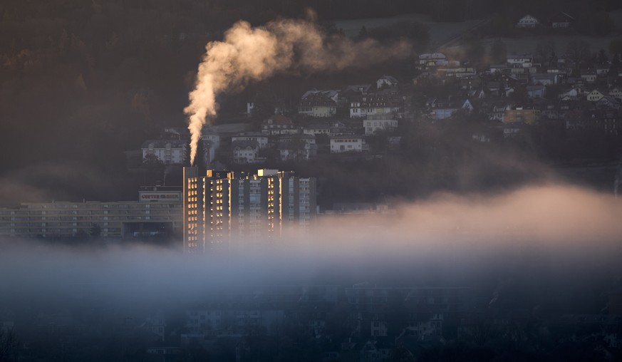 Rauch steigt aus einem Kamin eines Hochhauses auf, am Dienstag, 6. Dezember 2022, in Bern. (KEYSTONE/Peter Klaunzer)