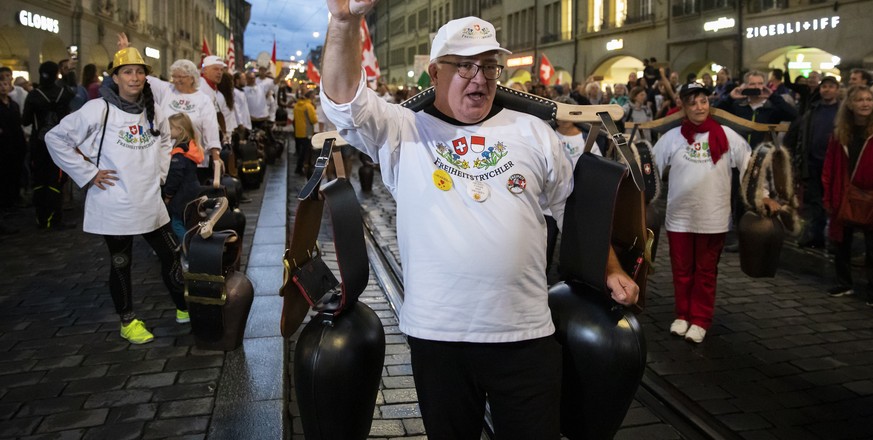 Die Freiheitstrychler waehrend einer Demonstration gegen die Massnahmen im Zusammenhang mit dem Coronavirus, am Donnerstag, 16. September 2021 in Bern. (KEYSTONE/Peter Klaunzer)