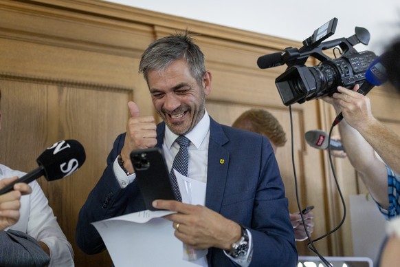 Severin Bruengger, FDP, reagiert nach Bekanntgabe des Wahlresultats im Regierungsgebaeude anlaesslich der Wahlen fuer den Staenderatssitz am Sonntag, 29. Juni 2025, in Schaffhausen. Nach dem Bundesger ...