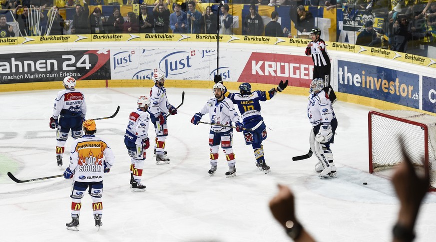 Andres Ambühl dreht nach dem entscheidenden Tor zur 3:1-Führung des HCD in der Serie ab, die ZSC Lions schauen blöd aus der Wäsche.