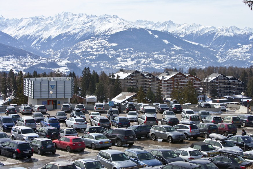 THEMENBILD ZU DEN BERATUNGEN UEBER GESETZGEBUNG BEIM BAU VON ZWEITWOHNUNGEN IM NATIONALRAT AN DER FRUEHLINSSESSION --- Parkplatz in Crans-Montana im Kanton Wallis, aufgenommen am 18. Maerz 2010. (KEYS ...