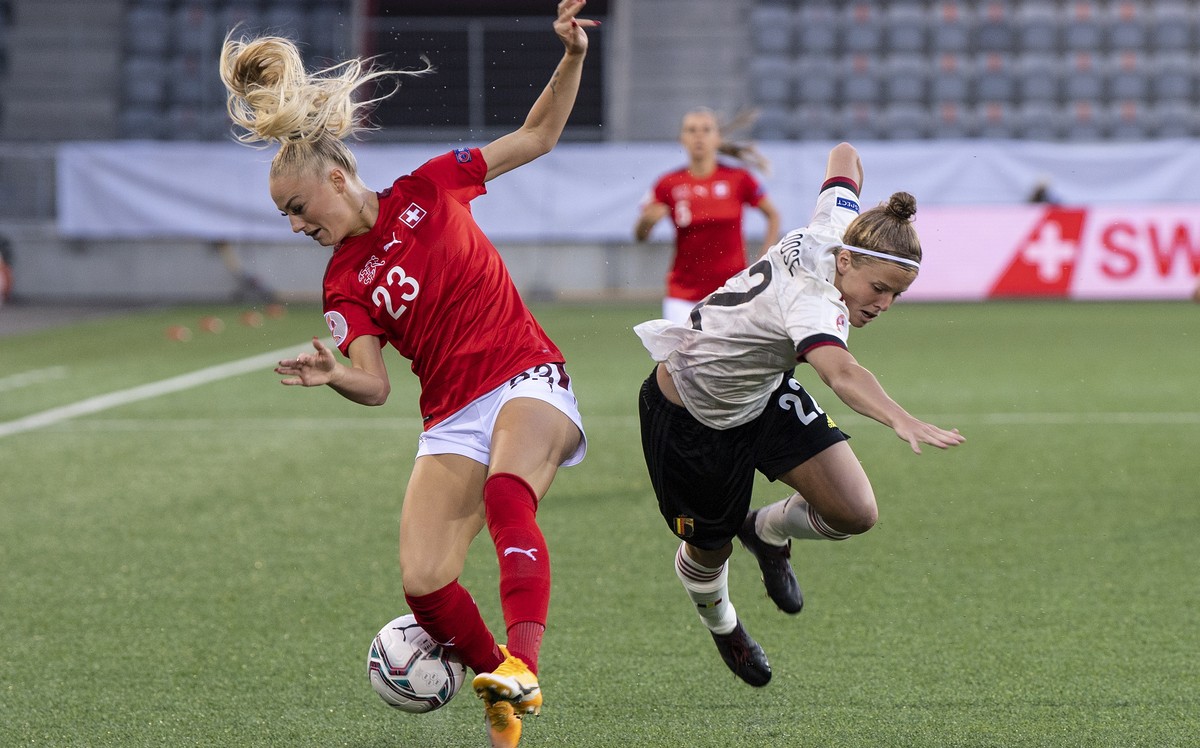 epa08688827 Switzerland's Alisha Lehmann, left, in action against Belgium's Laura Deloose during the UEFA European Women's Championship 2022 qualification round Group H match between Sw ...