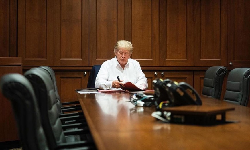 Trump arbeitet zurzeit in einem Konferenzraum des Walter Reed Medical Center.