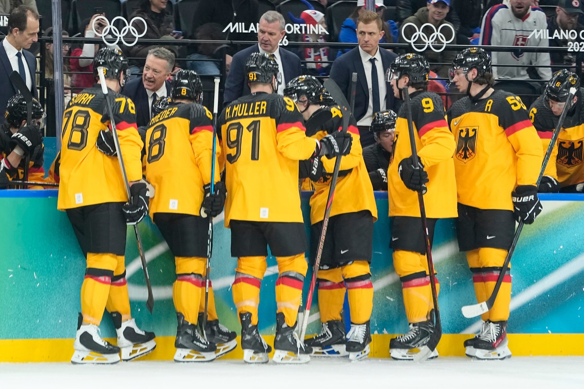 Germany head coach Harold Kreis talks to players during a men's ice hockey quarterfinal game between Slovakia and Germany at the 2026 Winter Olympics, in Milan, Italy, Wednesday, Feb. 18, 2026. ( ...