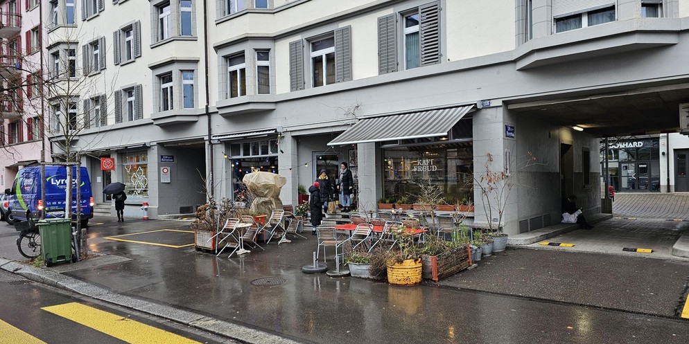 Riesige Überraschung im Café beim Milchbuck. Eine unbekannte Frau besteht darauf, alle Bestellungen von wildfremden Gästen zu bezahlen.