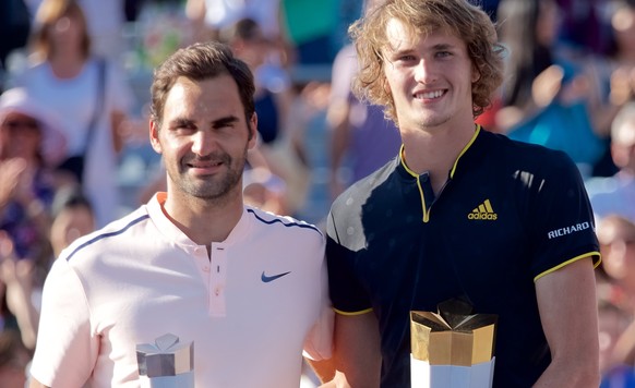 epa06143307 Alexander Zverev (R) of Germany poses with Roger Federer of Switzerland (L) after his victory in the ATP Rogers cup men&#039;s final in Montreal, Canada, 13 August 2017. EPA/ANDRE PICHETTE