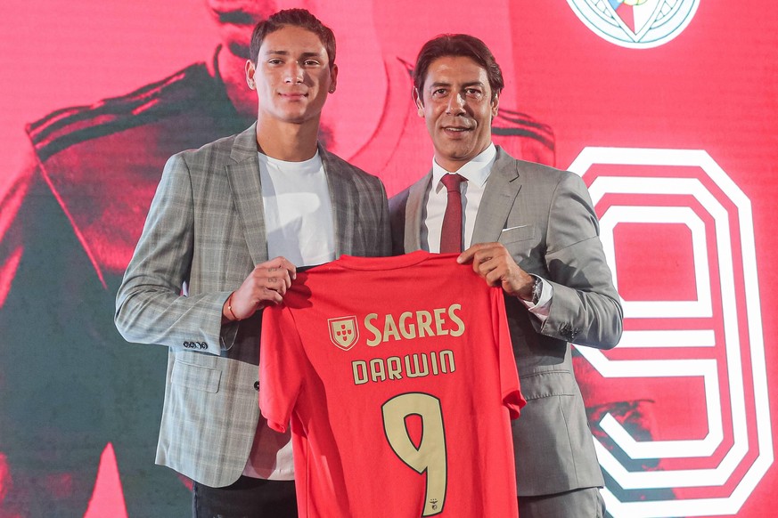 Benfica-Präsident Rui Costa präsentiert stolz Neuzugang Darwin Nuñez.