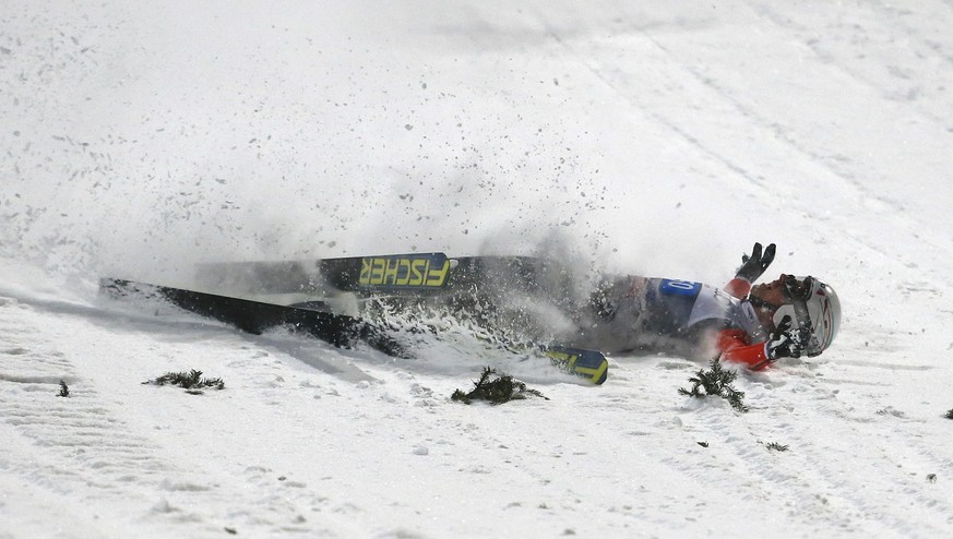 Ammann schlittert nach seinem Sturz über den Auslauf in Oberstdorf.