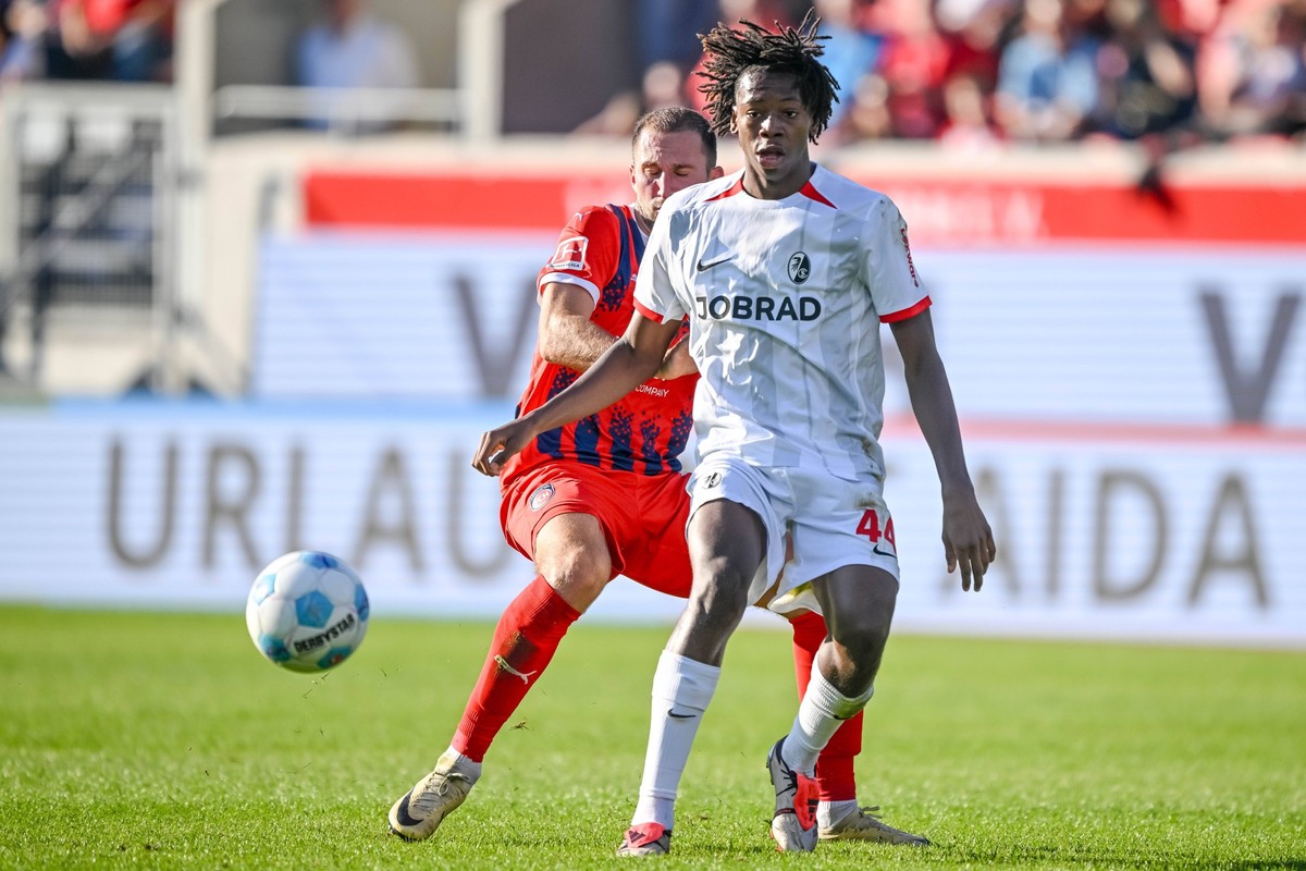 Jonas F�hrenbach 1.FC Heidenheim und Johan Manzambi SC Freiburg im Zweikampf waehrend des Spiels der 1. Bundesliga zwischen dem 1. FC Heidenheim 1846 und SC Freiburg, Voith-Arena am 21. September 2024 ...