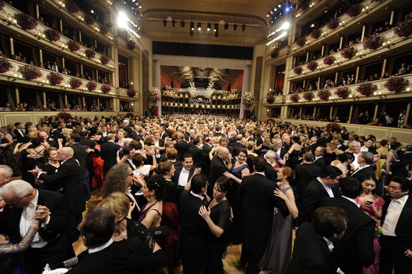 epa03572974 Dancers at the Opera Ball at the Vienna State Opera in Vienna, Austria, 07 February 2013. EPA/HERBERT PFARRHOFER