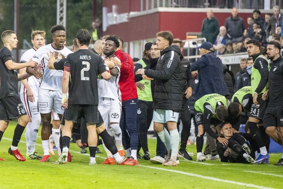 Hektik kommt auf bei den zwei Mannschaften, beim Super League/Challenge League Barrage Hinspiel zwischen dem FC Aarau und den Grasshoppers Zuerich vom Montag, 18. Mai 2026 in Aarau. (KEYSTONE/Urs Flue ...